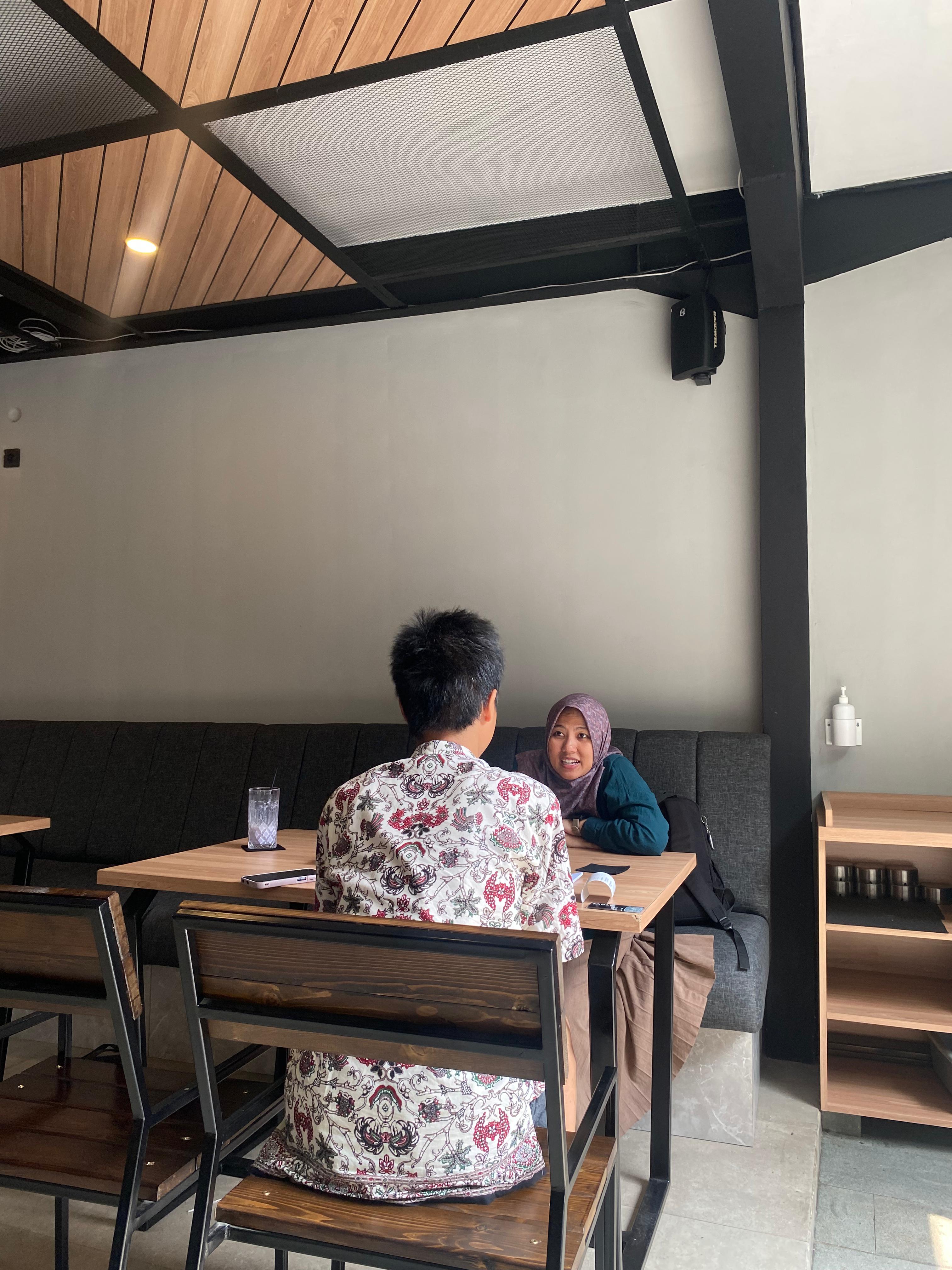 Psikolog mendengarkan cerita klien dalam percakapan yang tenang